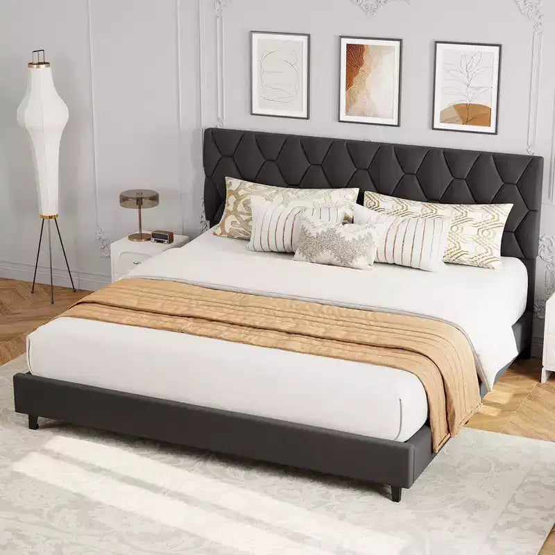 Letto a piattaforma imbottito con testiera regolabile e doghe in legno