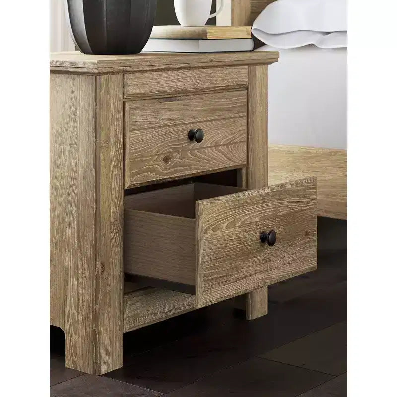 Comodino a 2 cassetti con porta di ricarica USB, finitura naturale color tan con venature effetto rovere
