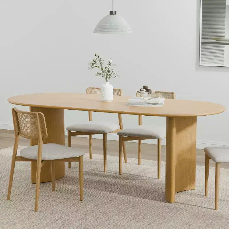 Tavolo da pranzo ovale con eleganti gambe ricurve | Cucina e Sala da pranzo