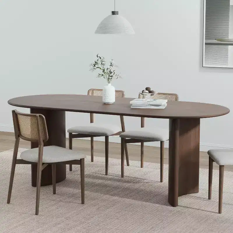 Tavolo da pranzo ovale con eleganti gambe ricurve | Cucina e Sala da pranzo
