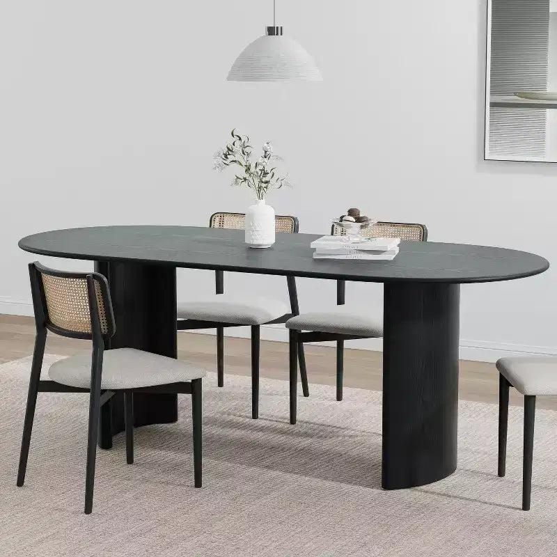 Tavolo da pranzo ovale con eleganti gambe ricurve | Cucina e Sala da pranzo