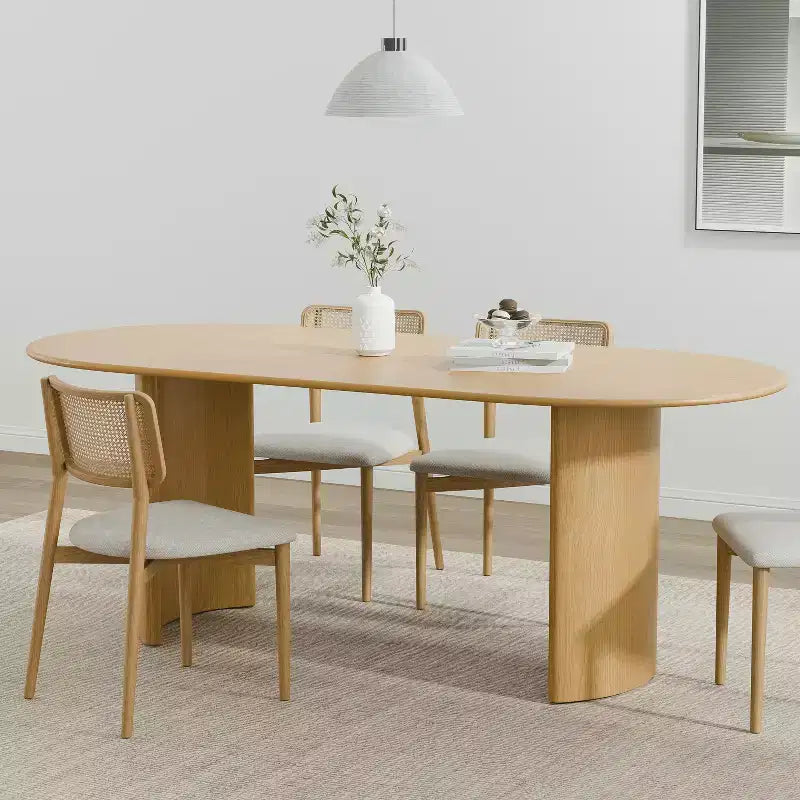 Tavolo da pranzo ovale con eleganti gambe ricurve | Cucina e Sala da pranzo