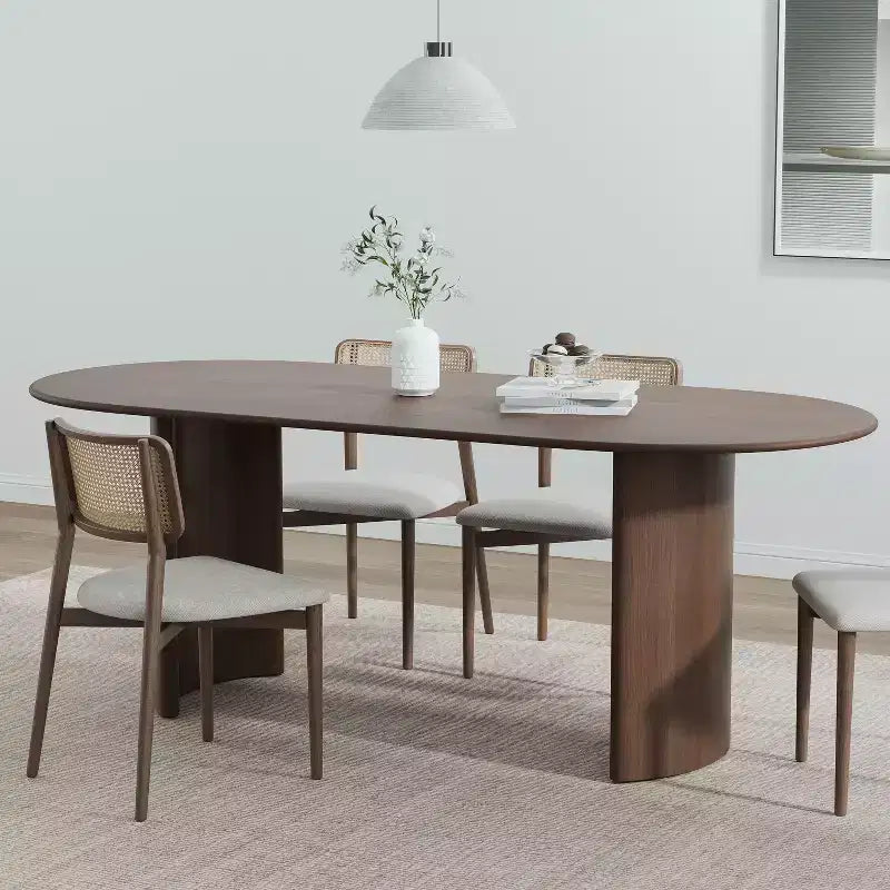Tavolo da pranzo ovale con eleganti gambe ricurve | Cucina e Sala da pranzo
